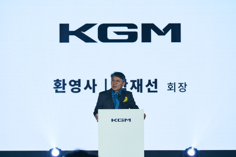 KGM 곽재선 회장이 ‘무쏘 EV’ 신차발표회에서 인사말을 하고 있다