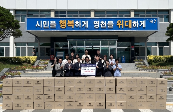 골프존문화재단이 14일 영천시청에서 '2026 골프존 이웃사랑 행복나눔' 후원식을 개최했다 (앞줄 왼쪽 세 번째부터) 골프존카운티 진동진 사업부장, 김병삼 영천시장, 골프존문화재단 박영준 팀장 등 관계자들이 기념 촬영을 하고 있다